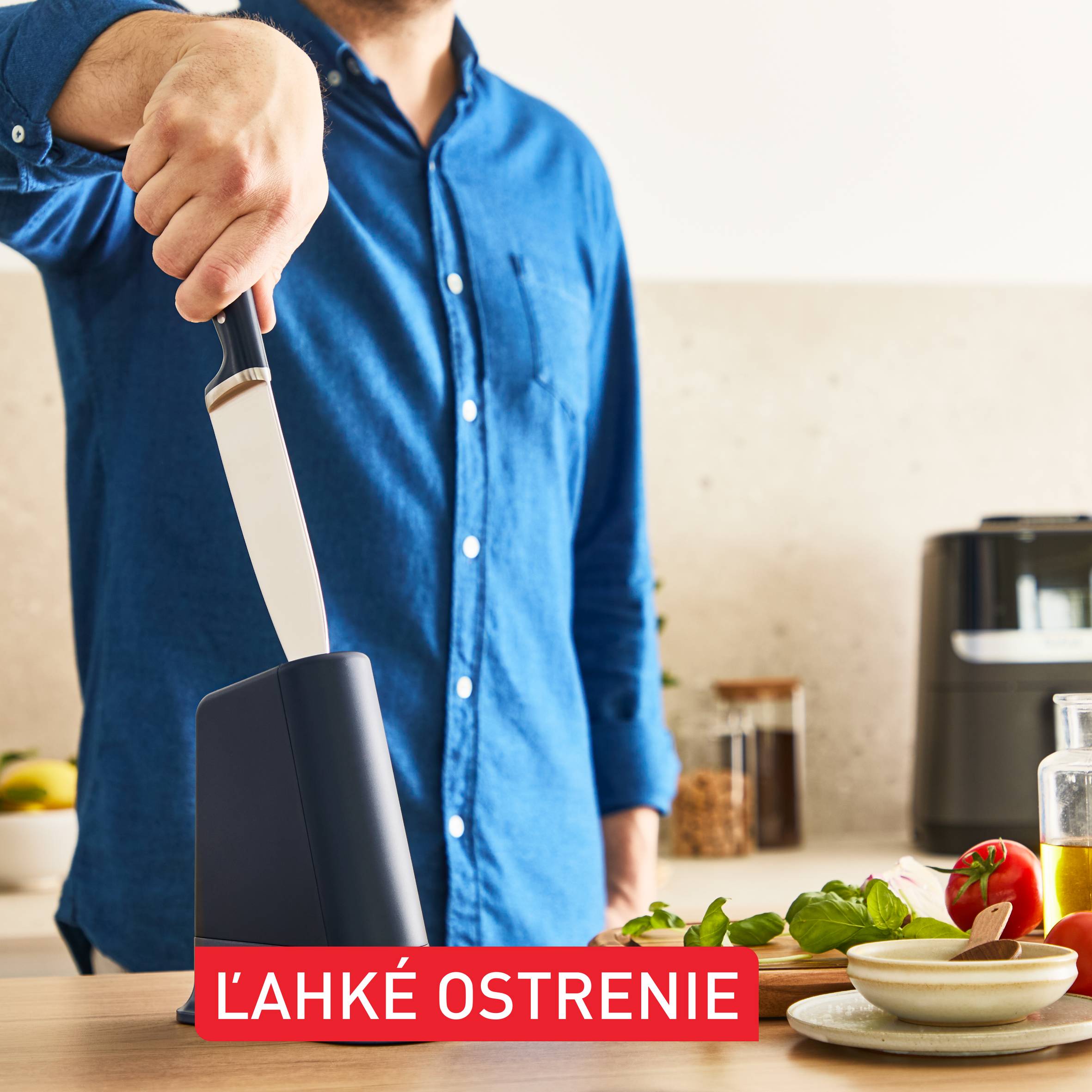 Samoostriaci kuchynský nôž Tefal EverSharp chef a blok na nože s integrovanou brúskou K297S244